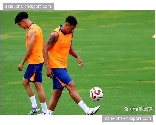 冲突瞬间:泰山与三镇球员在中场发生争执,主裁判及时控制局面 冲突瞬间:泰山与三镇球员在中场发生争执,主裁判及时控制局面