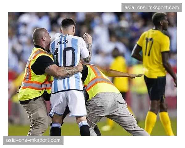 暖心一幕:客队球迷突发疾病,比赛中断并由两队队医共同施救