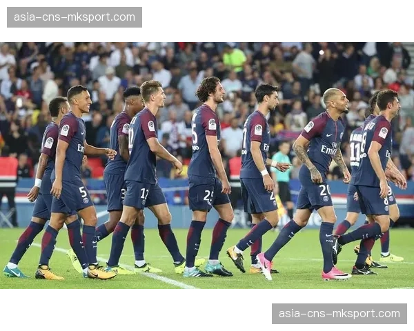 里昂公布对阵巴黎大名单,两名高大中卫回归以应对对手定位球威胁