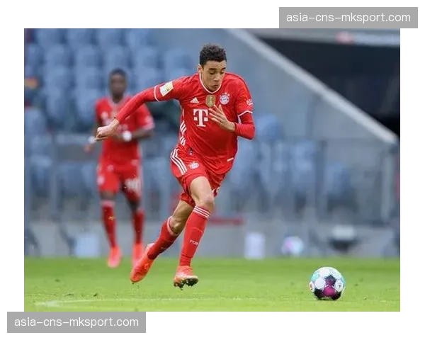 特写:拜仁小将穆夏拉在伯纳乌穿裆过人后助攻瞬间